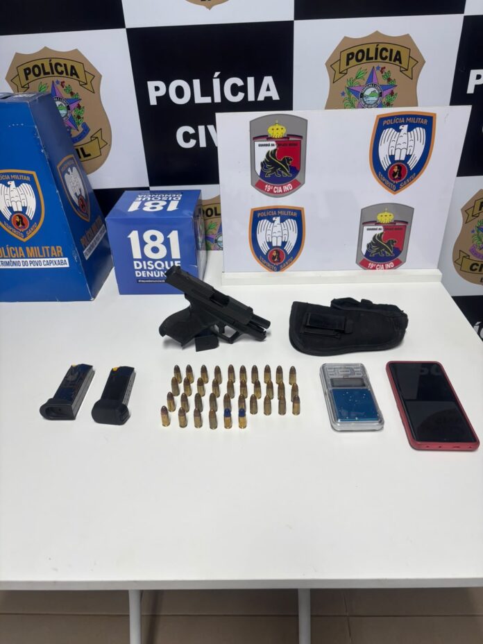 Dona de casa é detida após polícia encontrar arma e munições durante buscas em Pinheiros