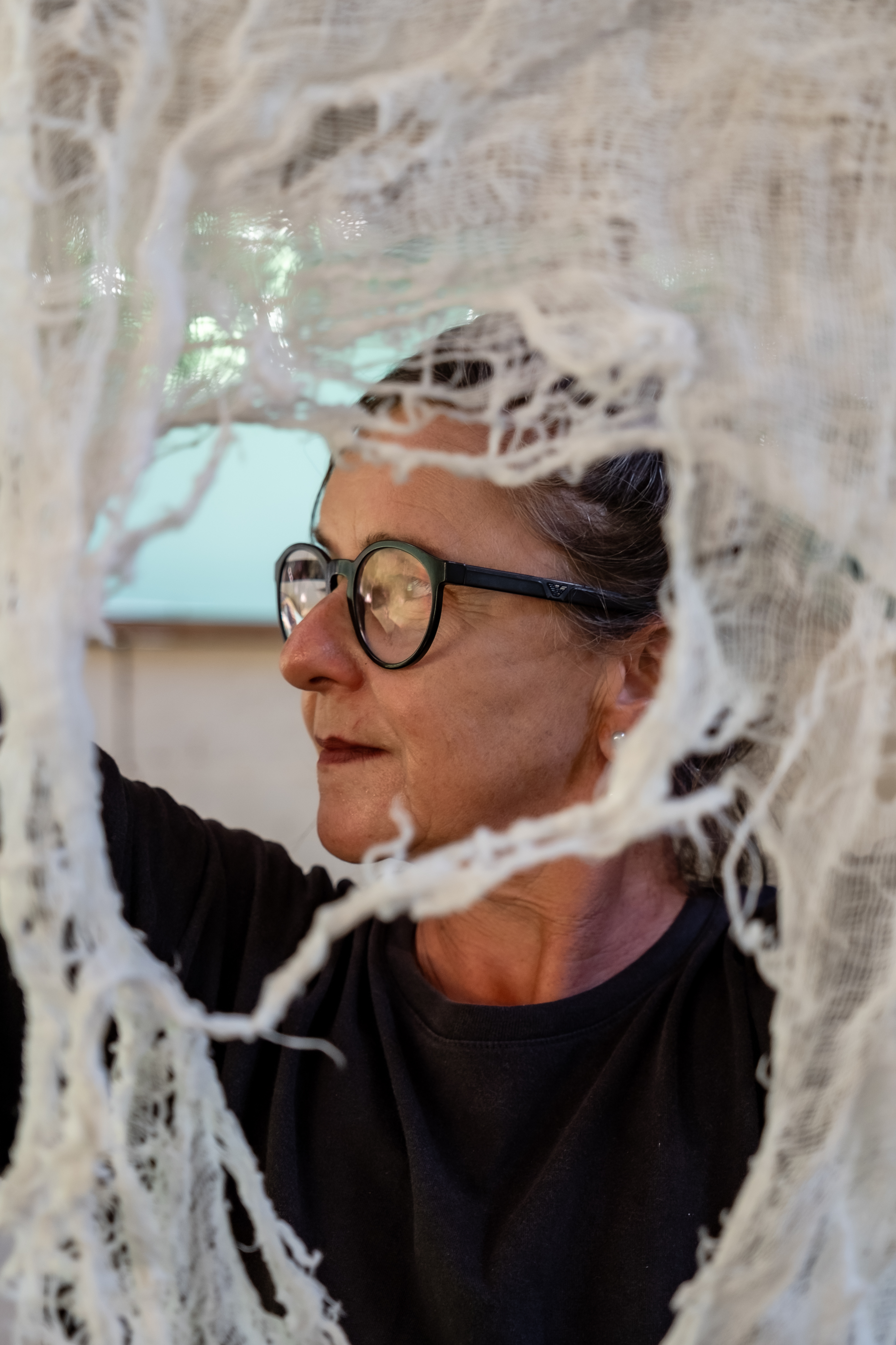 ‘Entre Tempo e Coisas’: Rosana Paste celebra 40 anos de produção artística com exposição inédita no MAES