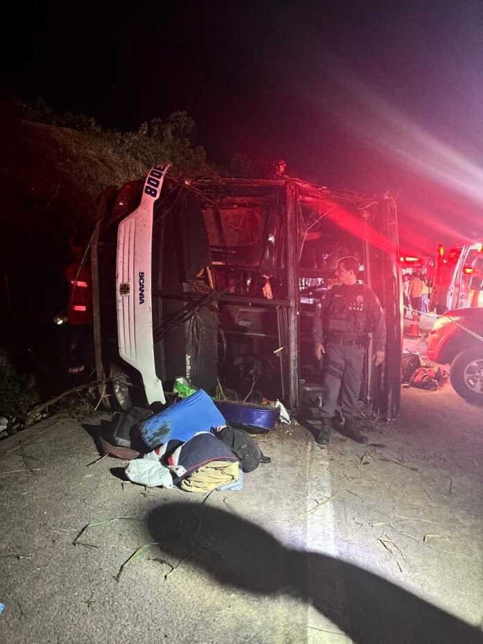 Ônibus tomba e deixa mortos e feridos na BR 262 no Espírito Santo
