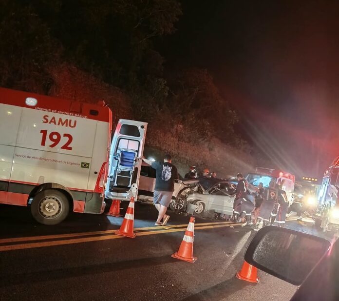 Acidente entre carros mata três pessoas e interdita a BR 101 em São Mateus