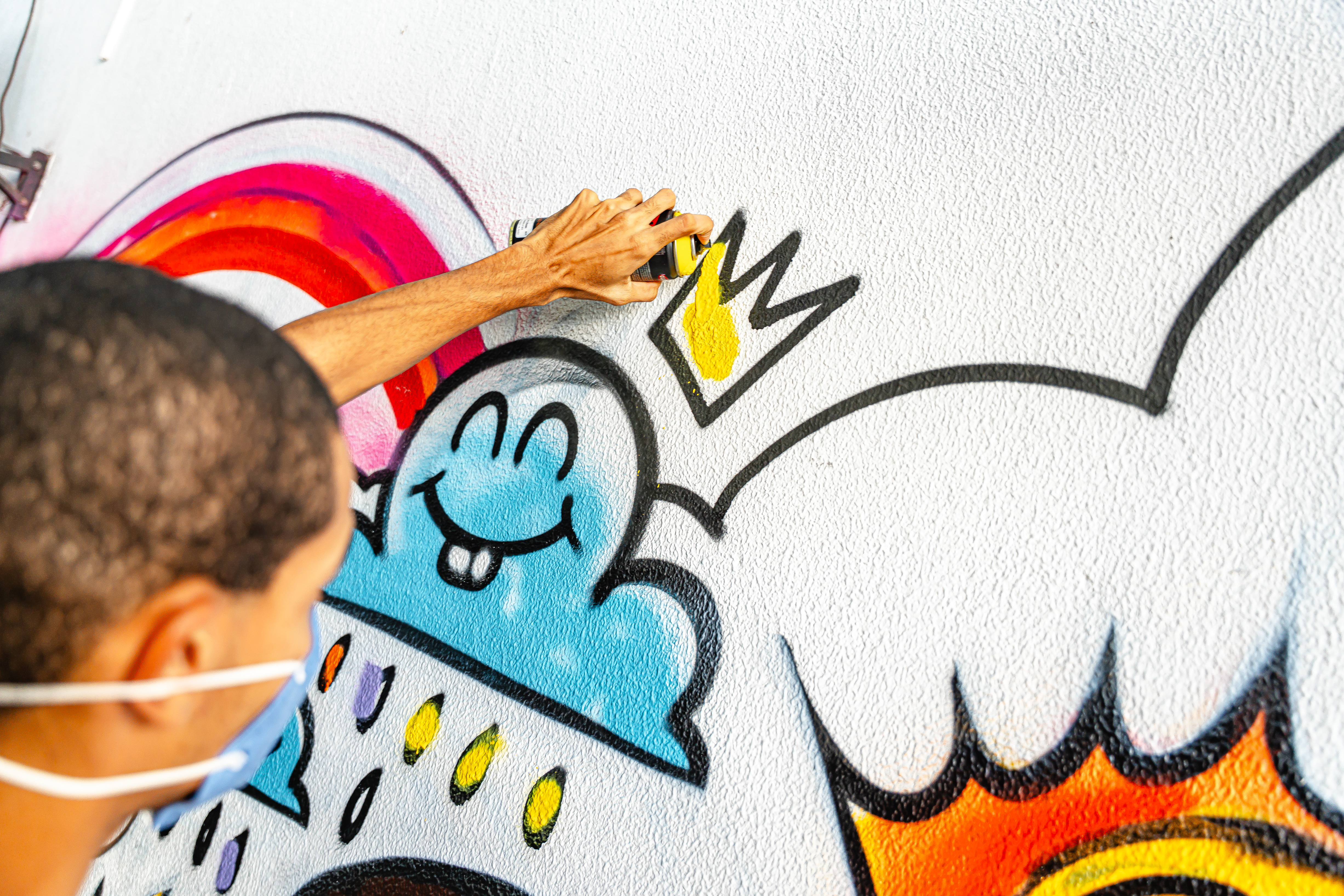 Pessoas com deficiência participam de oficinas gratuitas de graffiti em Viana
