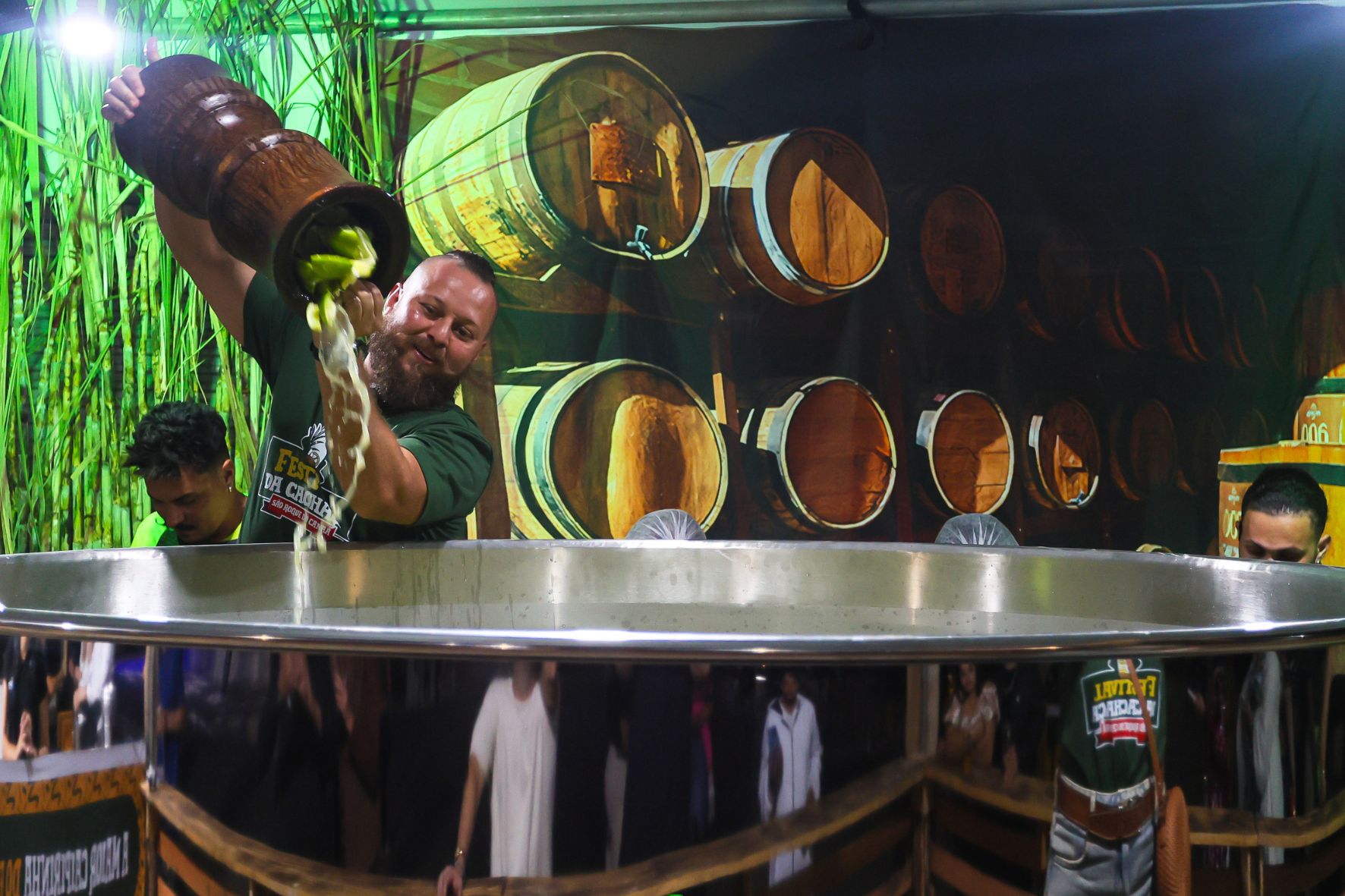 São Roque do Canaã desafia o próprio recorde e prepara caipirinha de 1.500 litros para o 2º Festival da Cachaça