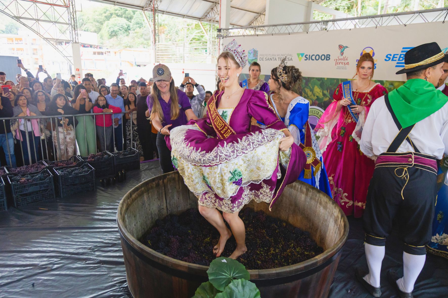 Festa do Vinho e da Uva lança rótulo histórico e terá meia tonelada de uvas e 250 litros de suco gratuito
