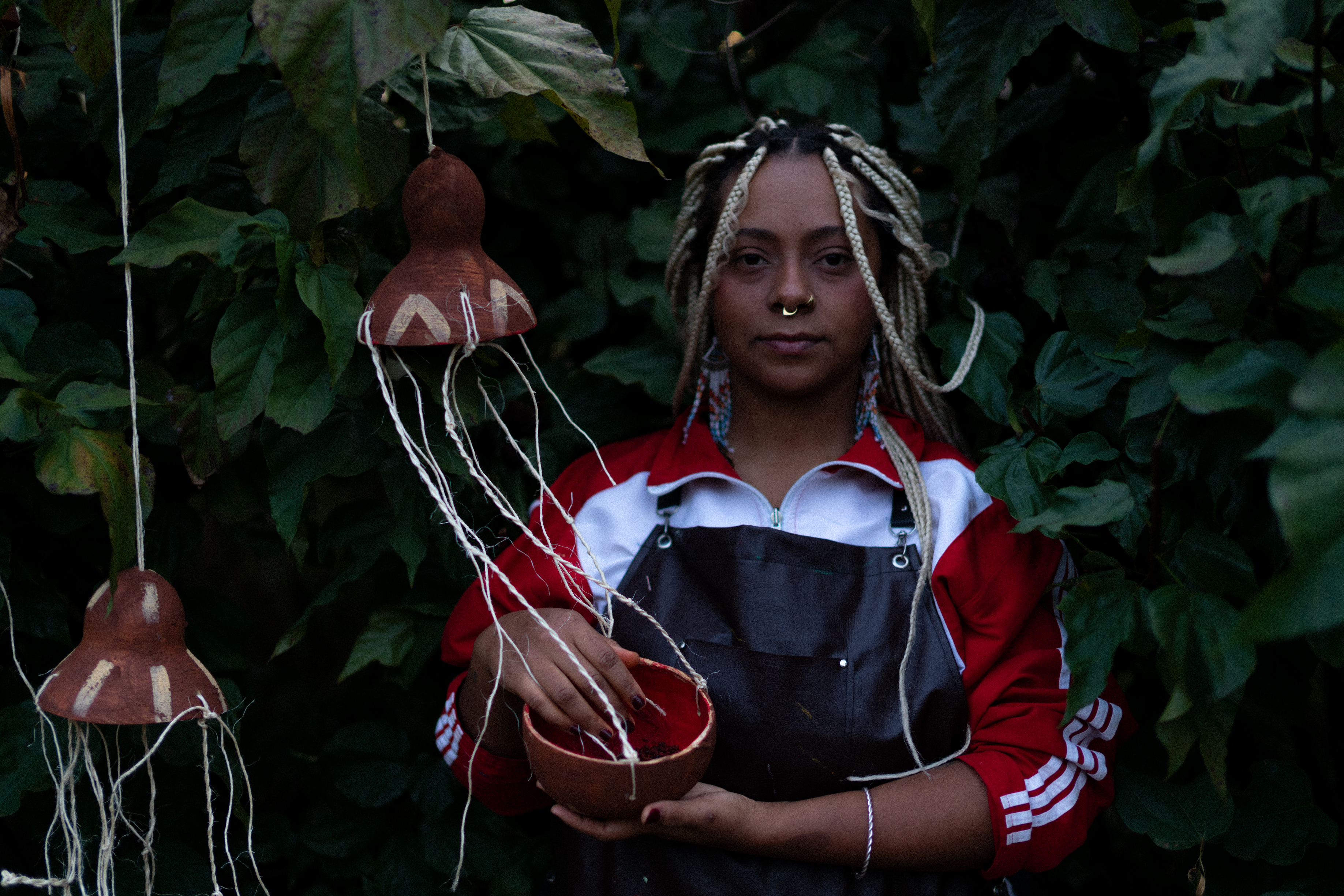  Ione Reis resgata suas origens afro-indígenas em nova exposição  na Galeria Homero Massena