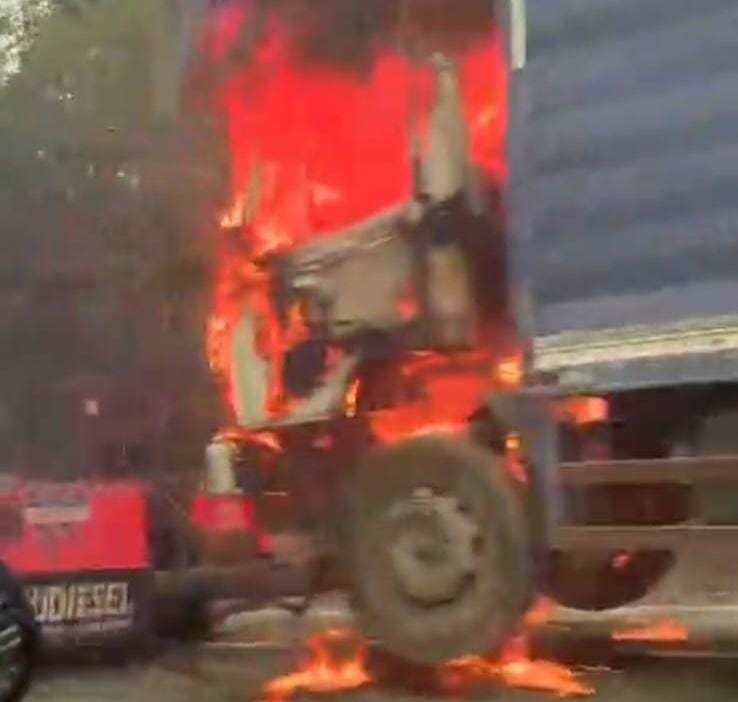 Veículo pega fogo e complica o trânsito na BR 259 em Colatina