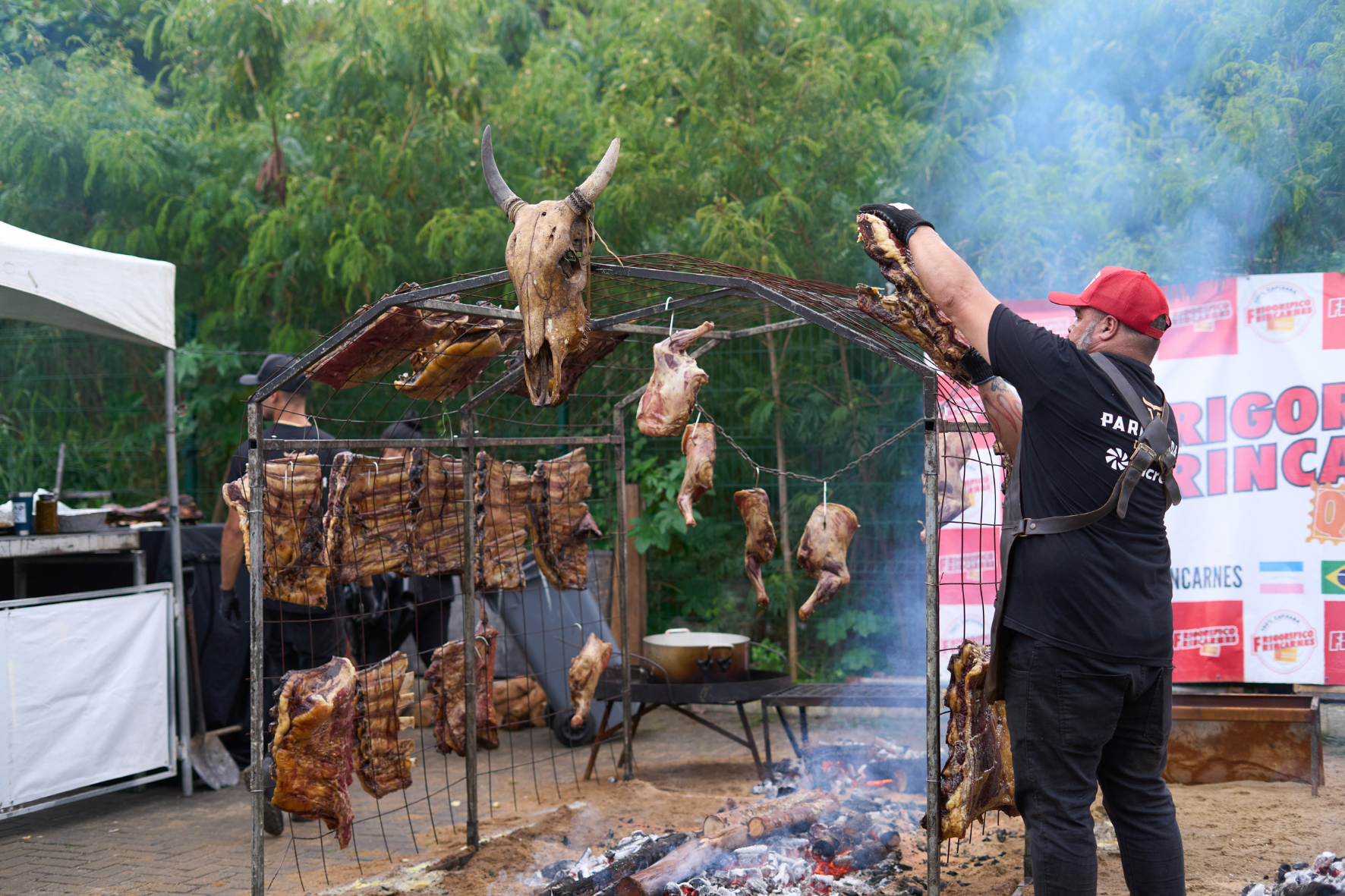 Maior festival de churrasco do ES prepara 3 toneladas de carne, música e diversão para o fim de semana do Dia dos Pais em Vitória; entrada gratuita