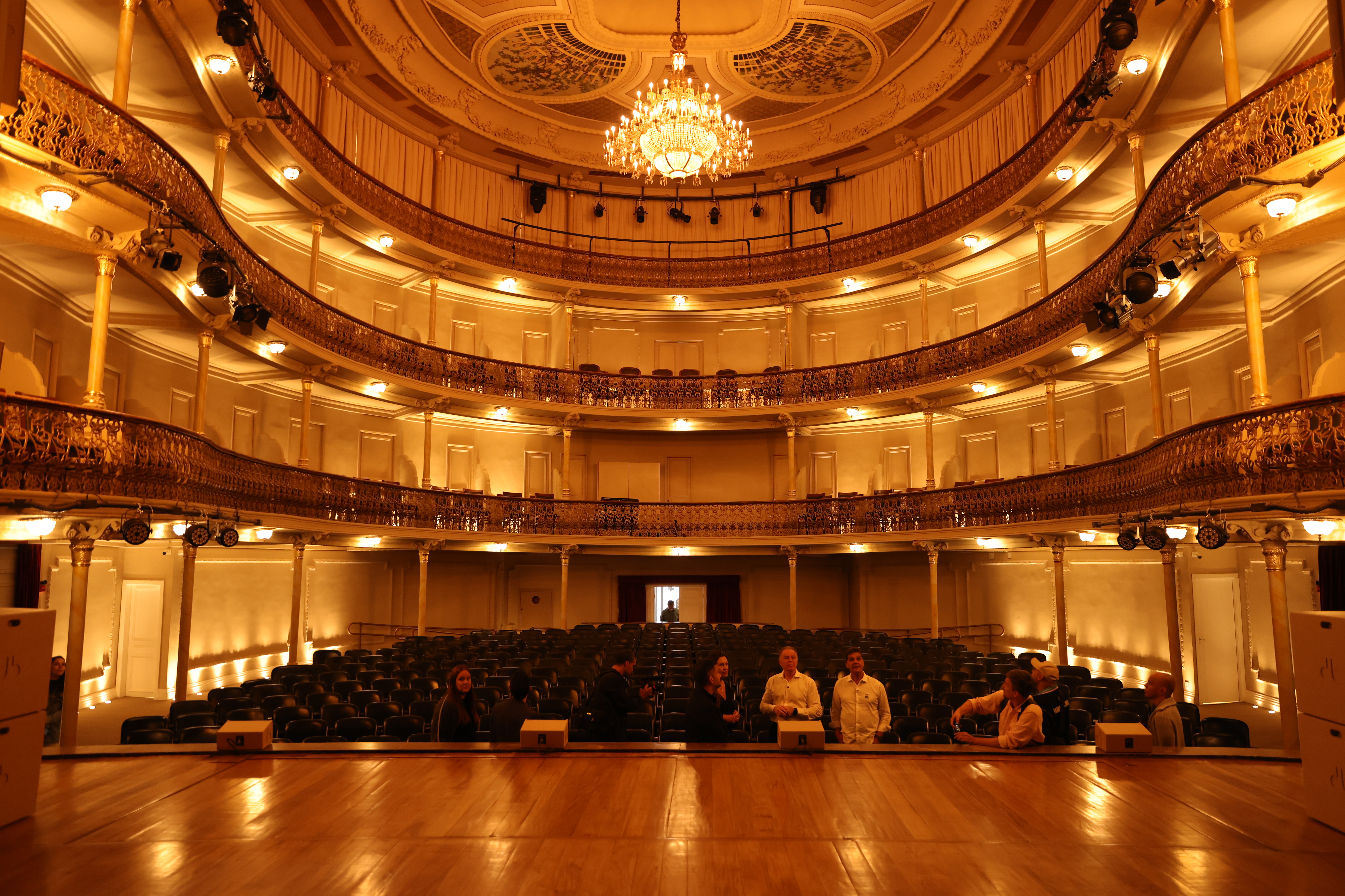 Evento de reabertura do Theatro Carlos Gomes apresenta concerto da OSES com participação do cantor Silva 