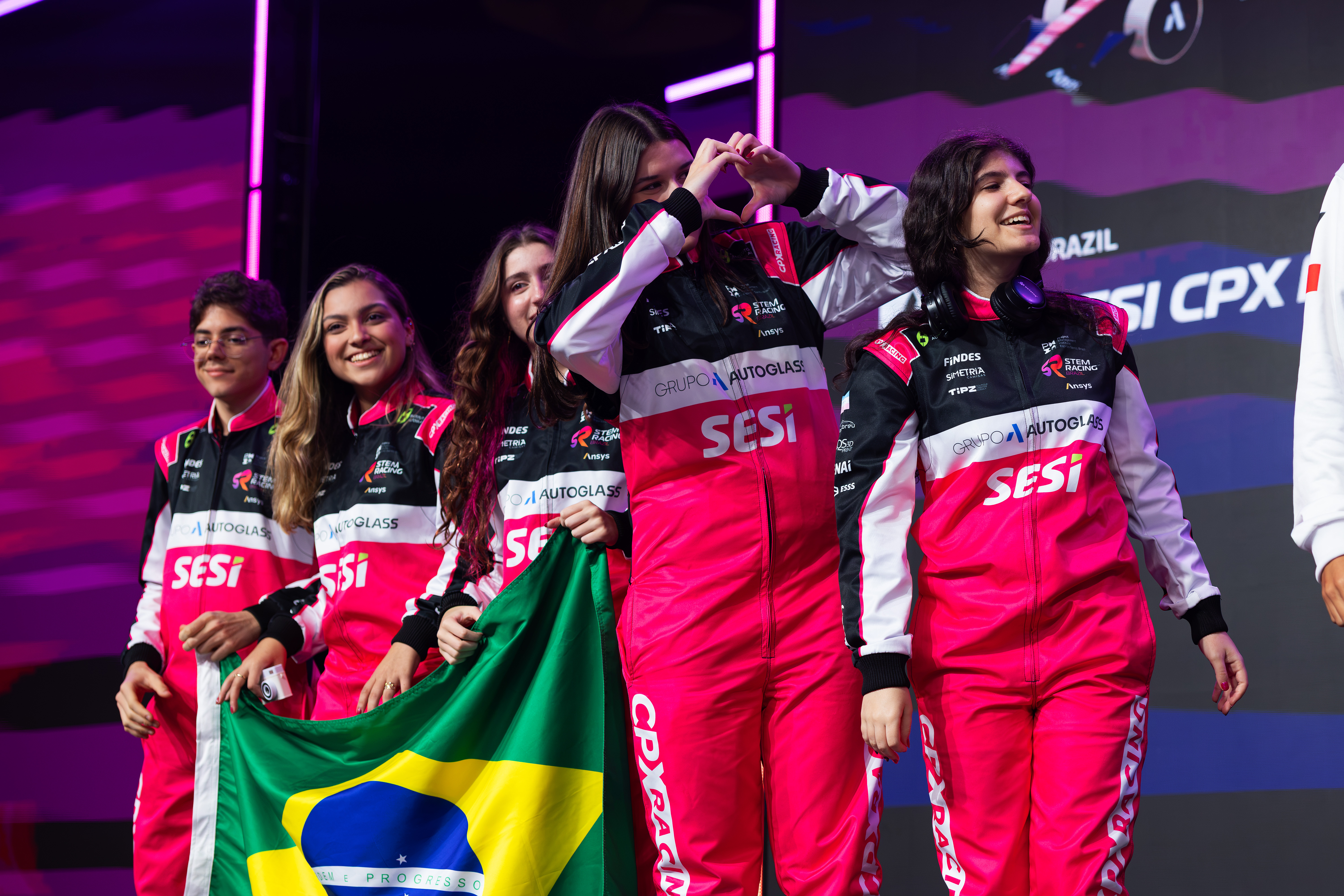Estudantes capixabas voltam de Singapura com troféu conquistado na STEM Racing