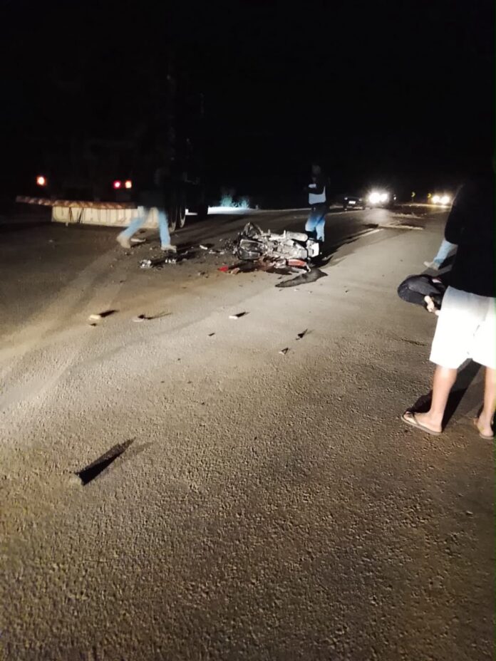 Adolescente morre após bater moto em caminhão de eucalipto que atravessava a pista em Alto Rio Novo