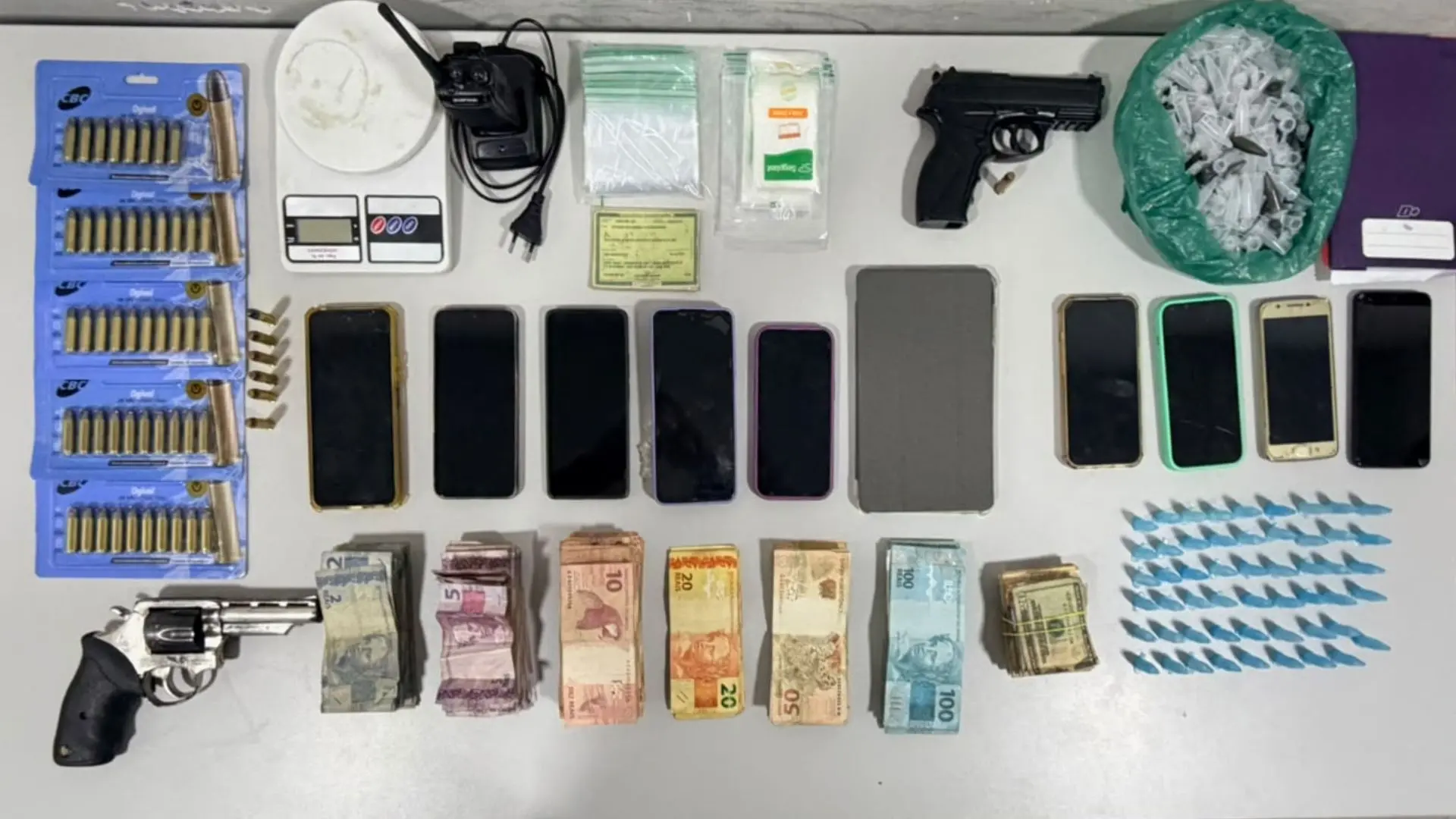 Casal e mais dois são presos com drogas, armas e R$ 14 mil em São Mateus