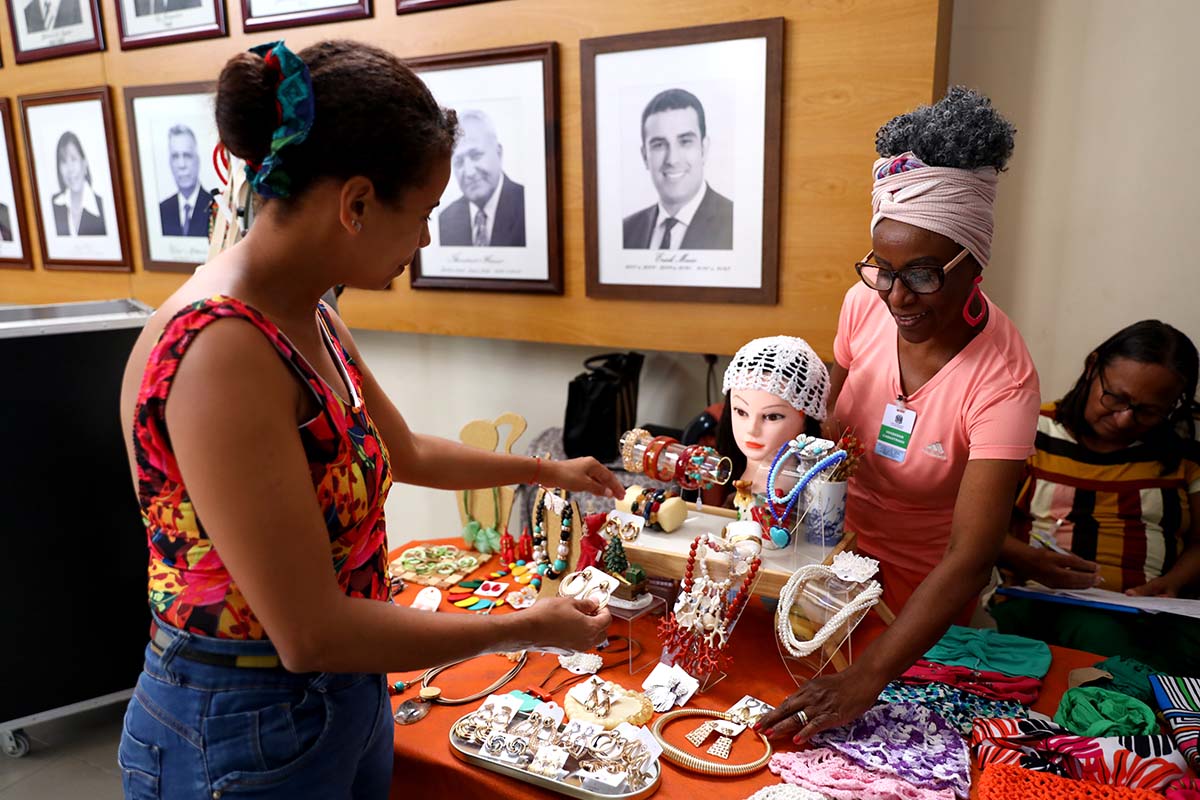 Arte e empreendedorismo de mulheres negras em destaque na Assembleia