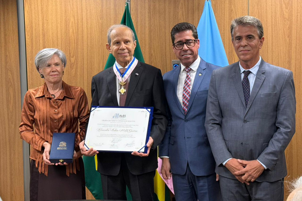 Assembleia homenageia líder da Maranata com a maior honraria da Casa