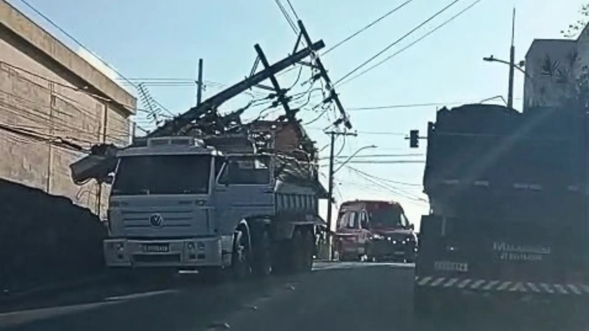 Caminhão derruba poste e deixa moradores sem energia em Linhares