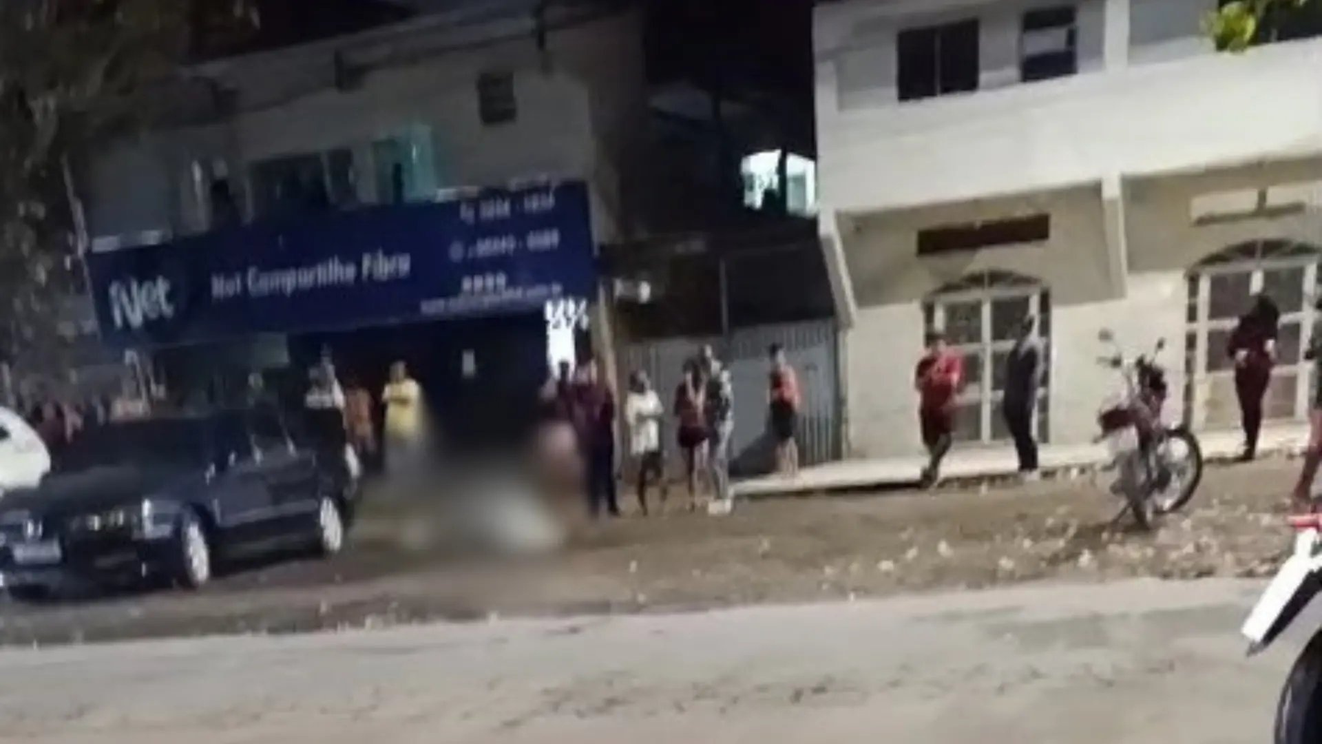 Homem é morto a tiros e vendedora é atingida por bala perdida em Cariacica