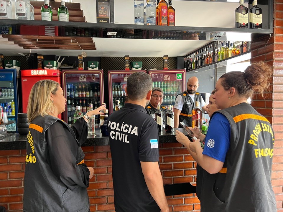 PCES e Procon-ES intensificam fiscalizações e investigações sobre possíveis adulterações em bebidas alcoólicas