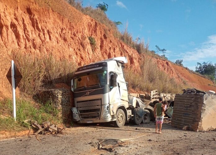 Acidentre grave entre duas carretas interdita rodovia entre Colatina e São Domingos do Norte