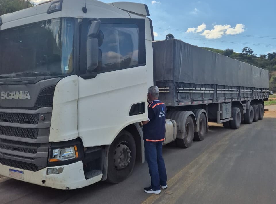 Fiscalização apreende cargas de café sem documentos fiscais em BSF e Colatina