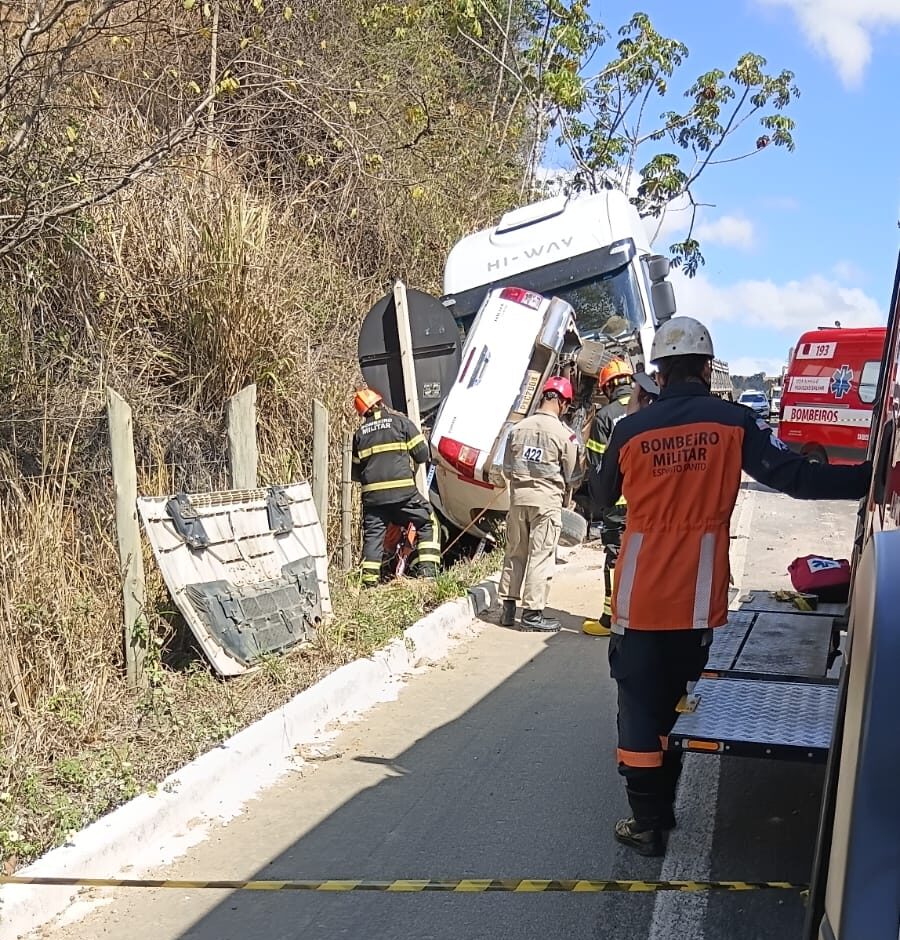 Acidente entre caminhonete e carreta deixa motorista gravemente ferido na BR 259 em Colatina
