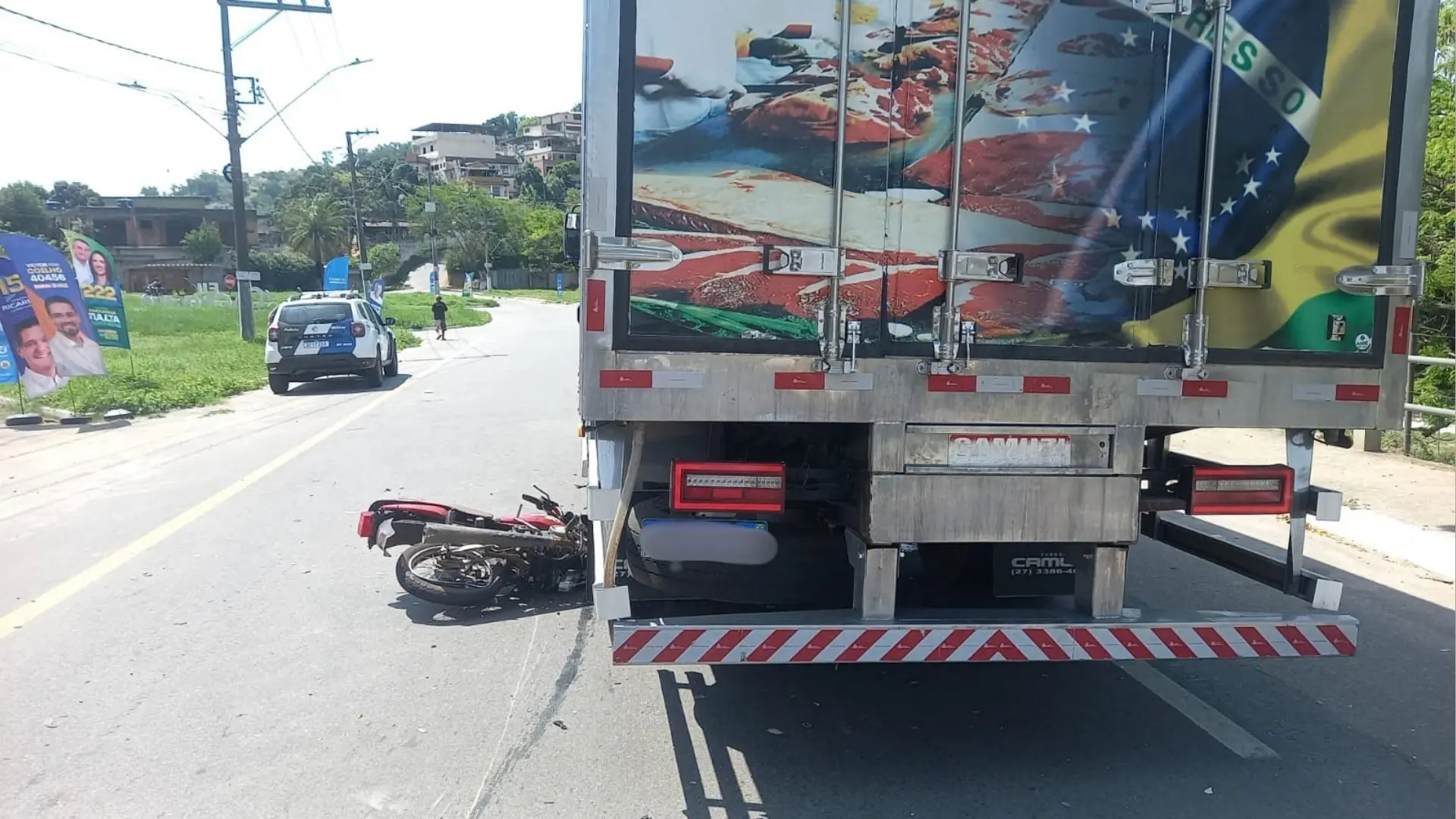 Acidente entre moto e caminhão deixa duas pessoas feridas em Cachoeiro