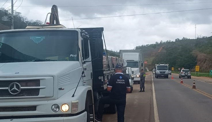 Fiscalização em Colatina autua transporte irregular de gêneros alimentícios