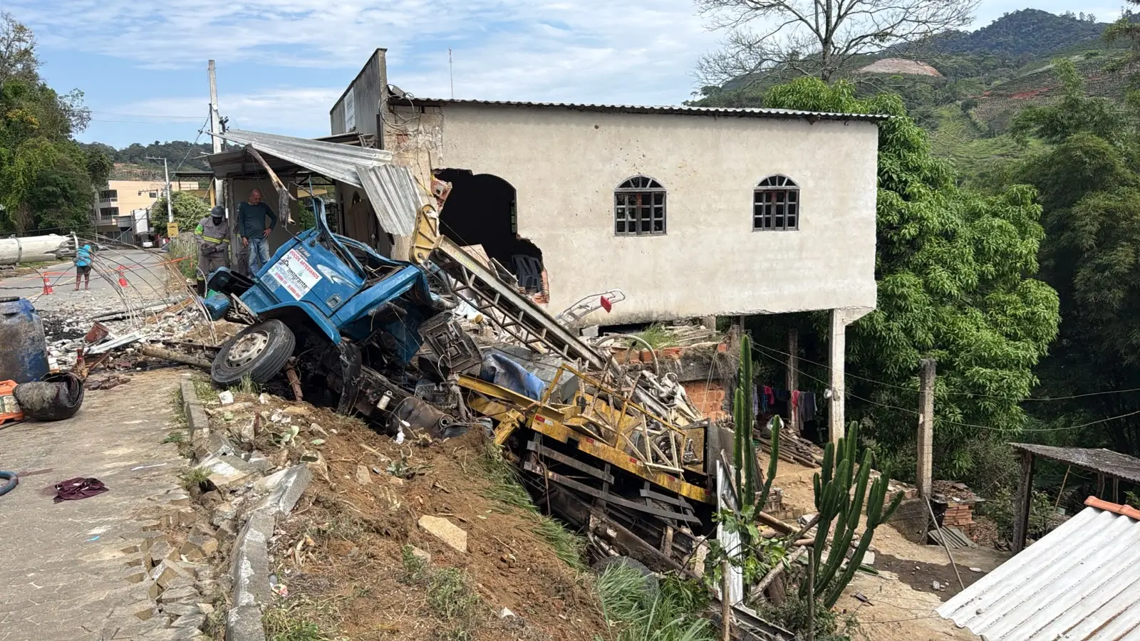 Caminhão atinge dois postes e igreja e interdita rua em Vargem Alta
