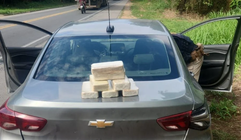 Contradições e cheiro forte levam PRF a descobrir cocaína escondida em carro no ES