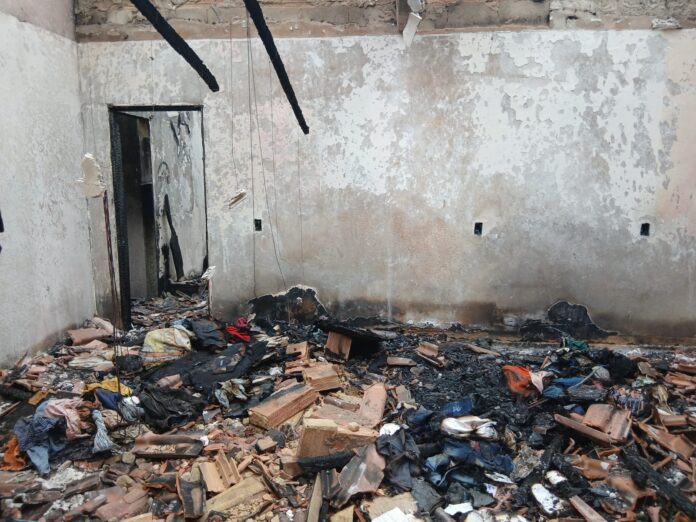 Casal de Vila Pavão perde casa em incêndio e precisa de apoio da população