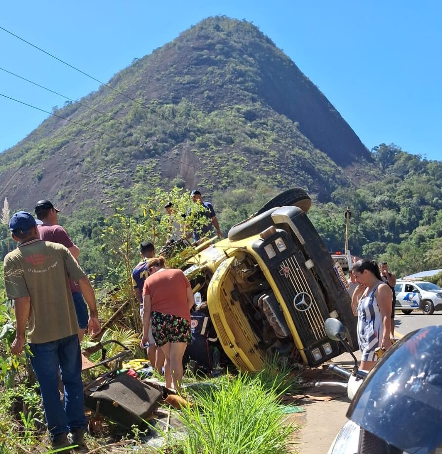 Caminhão com 12 cavalos tomba e deixa três homens feridos em Pancas