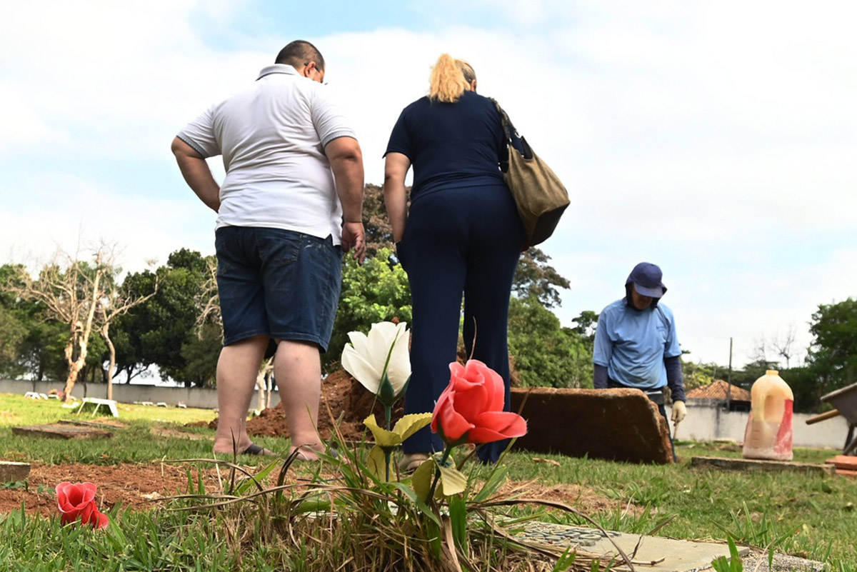 Projetos autorizam sepultamento de animais junto aos tutores