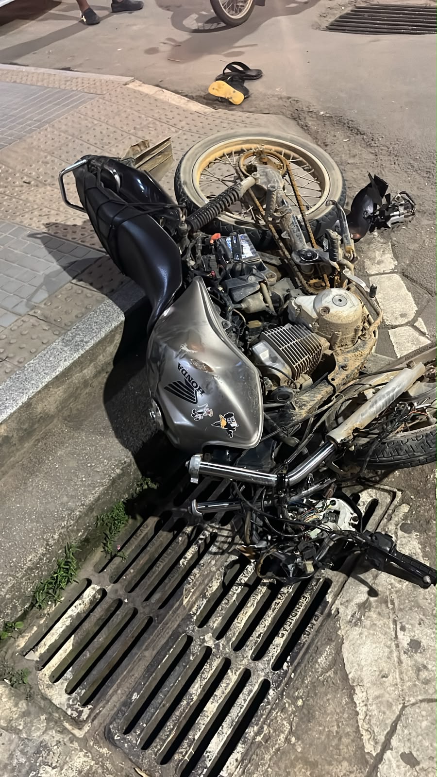 Carro bate em moto e motorista foge sem prestar socorro em Barra de São Francisco, diz polícia