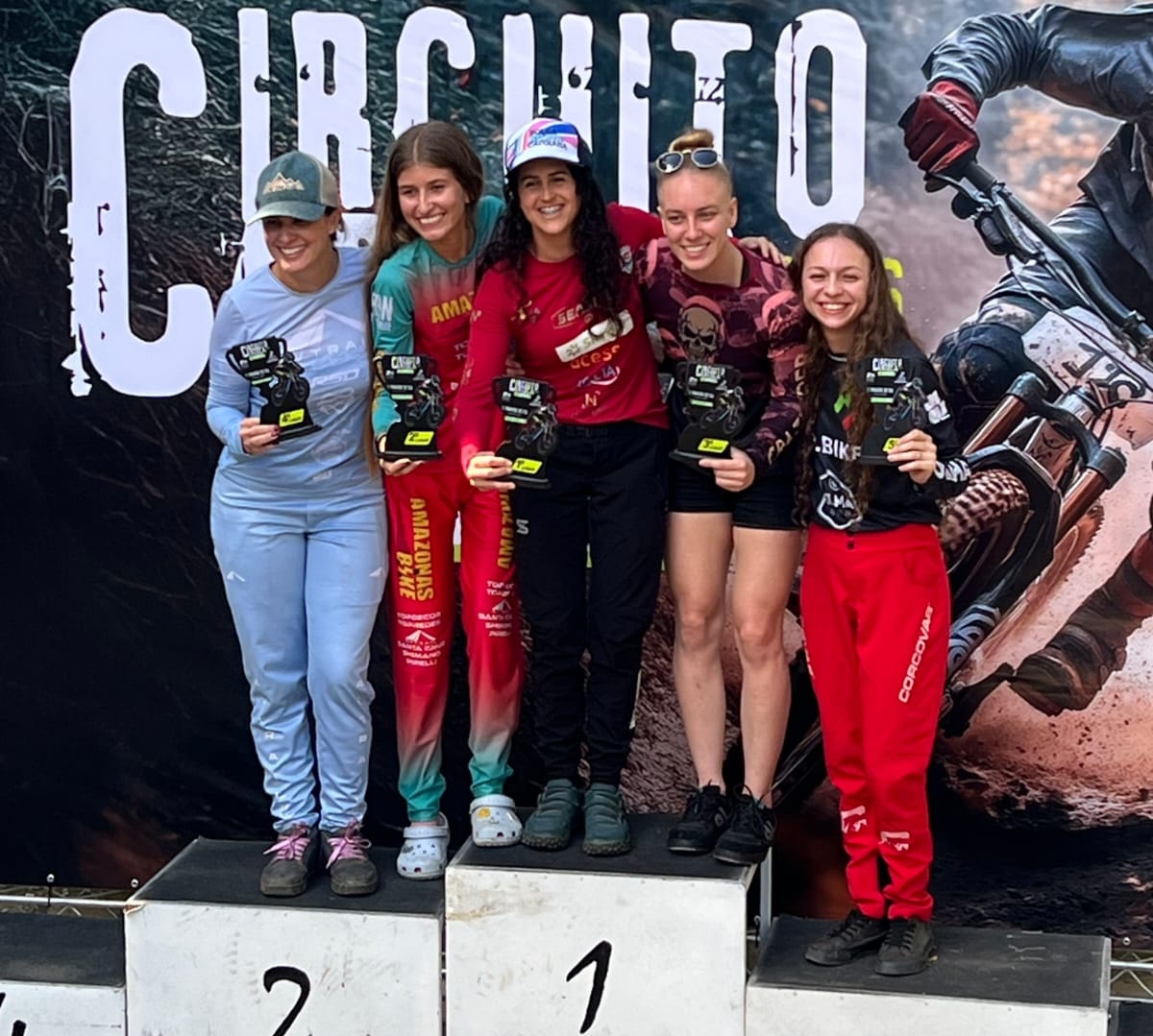 Ciclista capixaba vence 3ª etapa do Circuito Carioca de Downhill