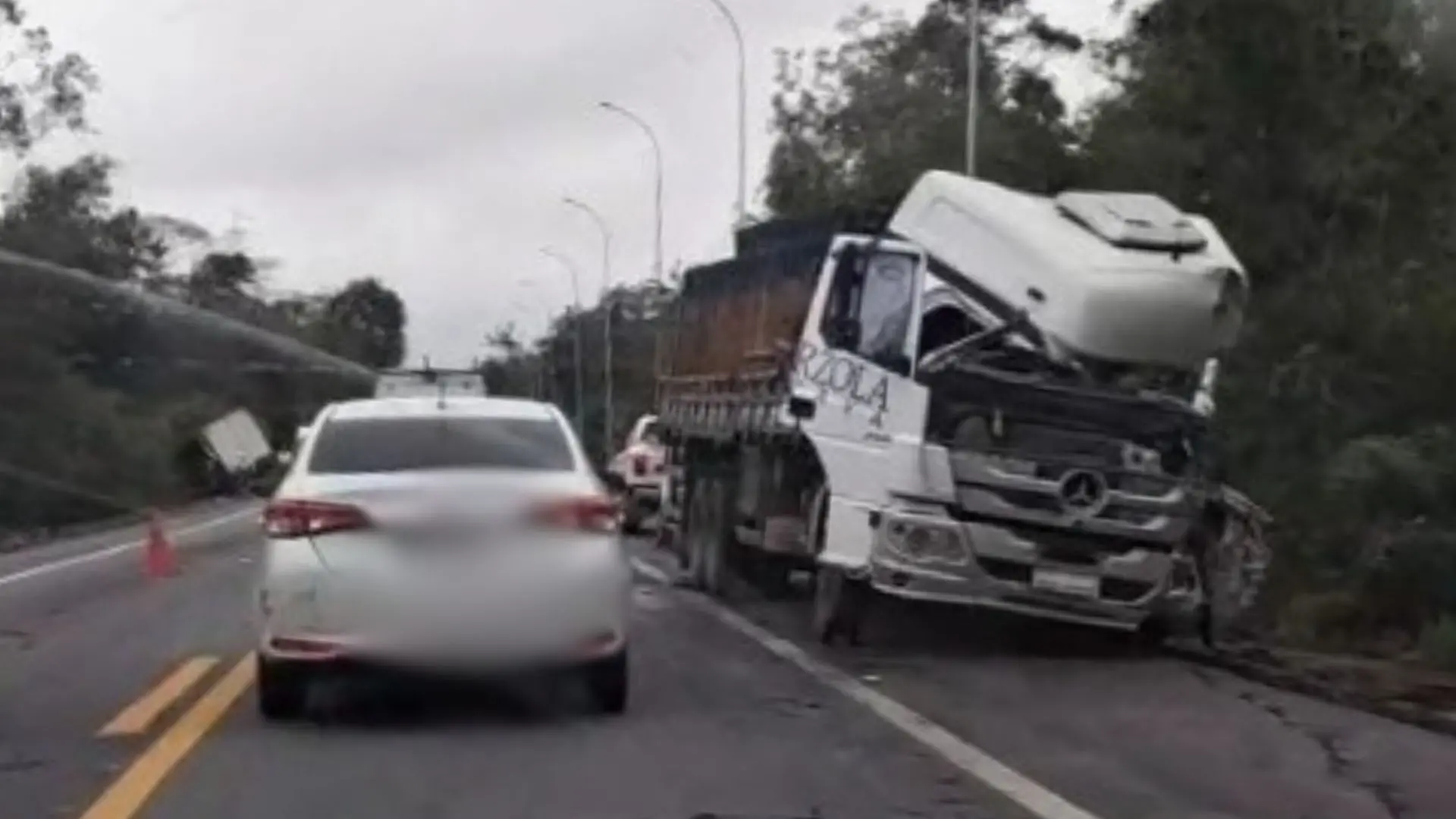 Motorista morre após colisão entre dois caminhões na BR 101 em Sooretama