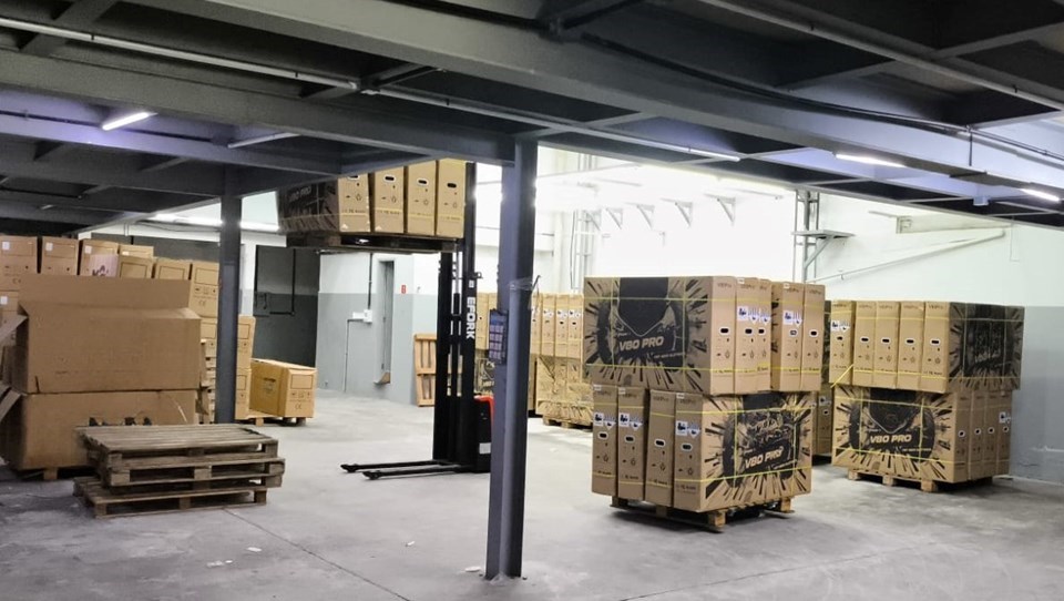 Contêiner com mais de 180 bicicletas elétricas é apreendido ao ser descarregado em estabelecimento sem inscrição estadual em Vitória