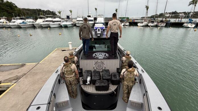 Polícia Federal encontra 140 quilos de cocaína escondidos em casco de navio no ES