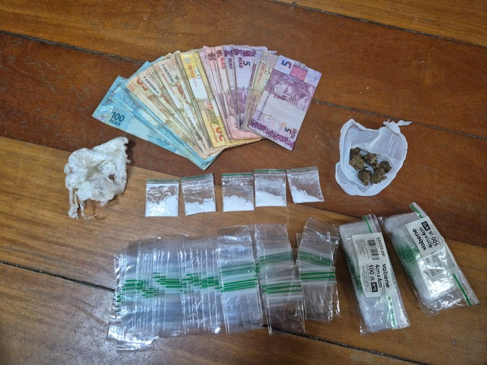 PC e PMES prendem suspeita de tráfico e apreende drogas, dinheiro e material para embalo em Colatina