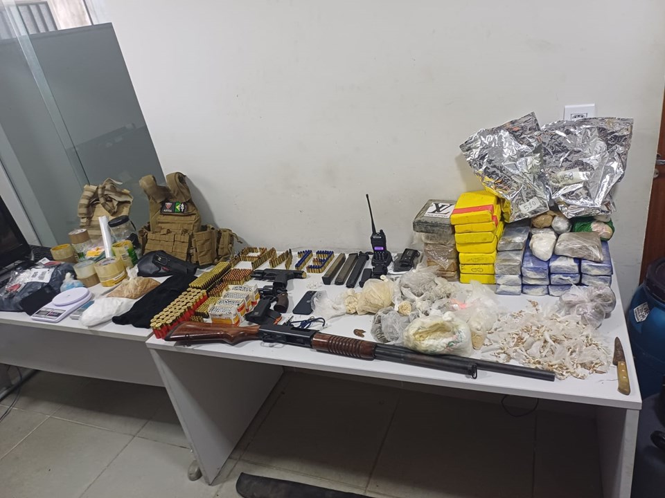 Polícia Militar realiza grande apreensão de armas, munições e drogas na zona rural de São Mateus