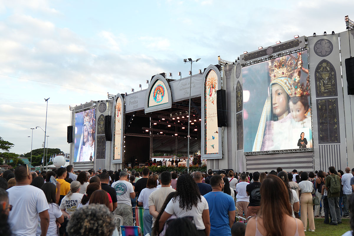 Com apelo pela paz, encerramento da Festa da Penha reúne milhares