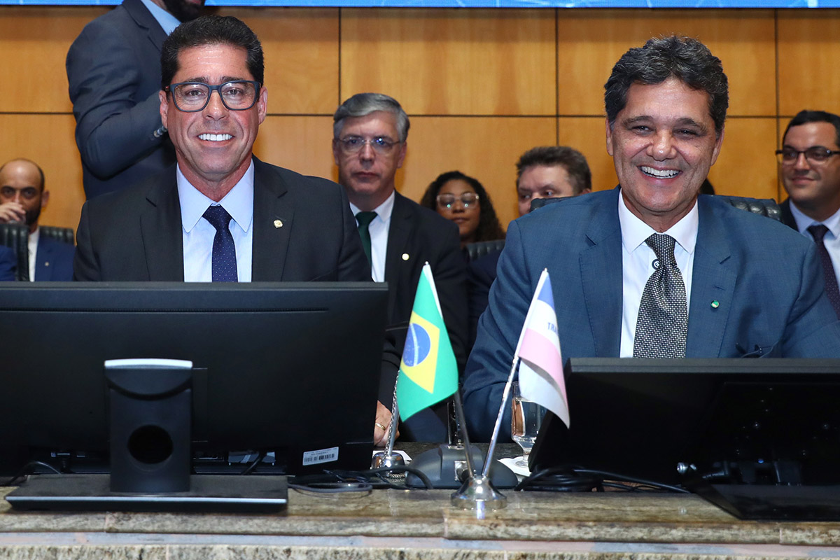 Assembleia empossa Ricardo Ferraço no cargo de governador no dia 2 de abril