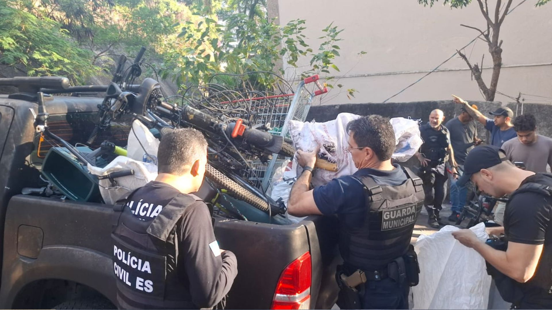 Dono de ferro-velho é preso por receptação durante operação em Vitória