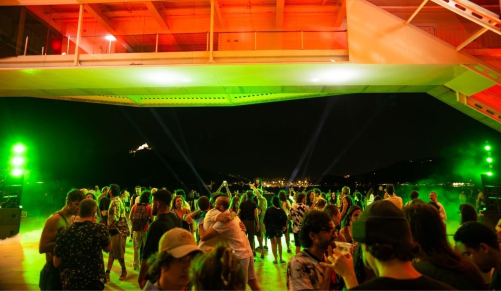 'Festival Turmalina' estreia unindo música e impacto social e arrecada mais de 50 mil absorventes no ES