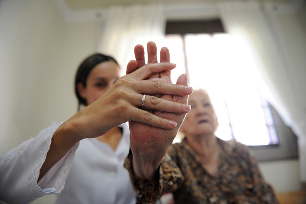 Lei amplia direitos de pacientes com fibromialgia no estado