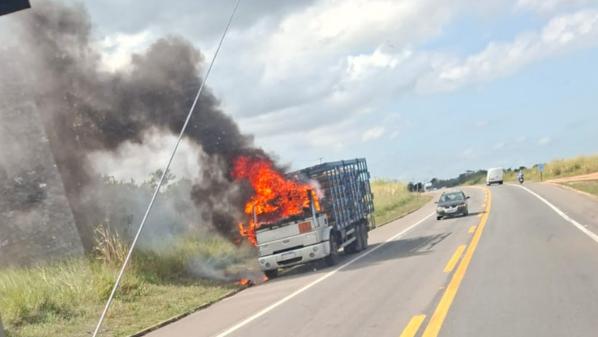 Caminhão carregado de botijões de gás de cozinha pega fogo na BR 101