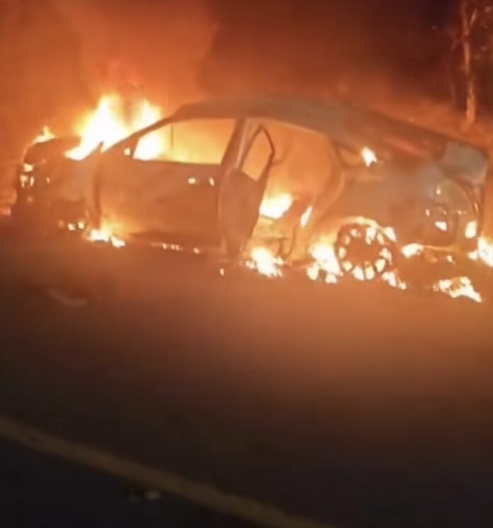 Motociclista morre em acidente com carro que pegou fogo em cidade do Norte do ES