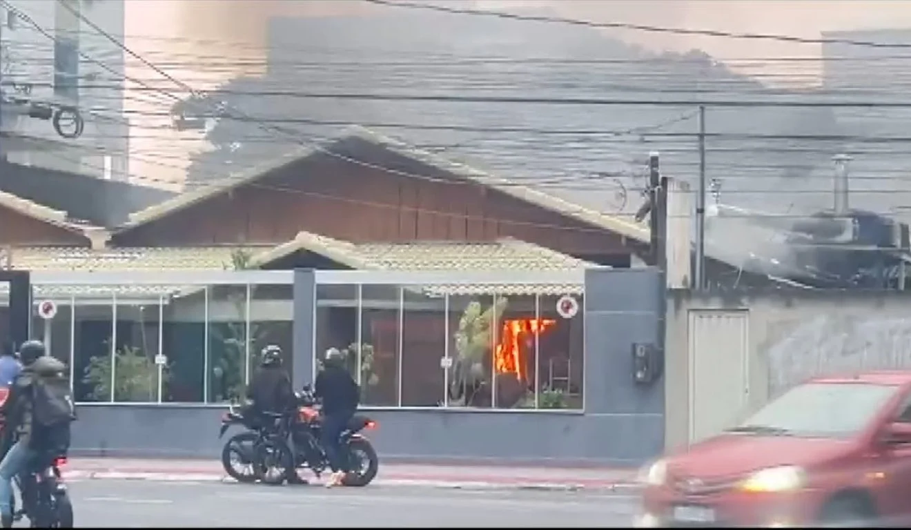 Freezer explode e restaurante pega fogo em Jardim Camburi
