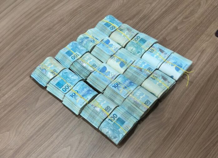 PF apreende R$ 270 mil em dinheiro vivo em operação contra lavagem de dinheiro em prefeituras do ES