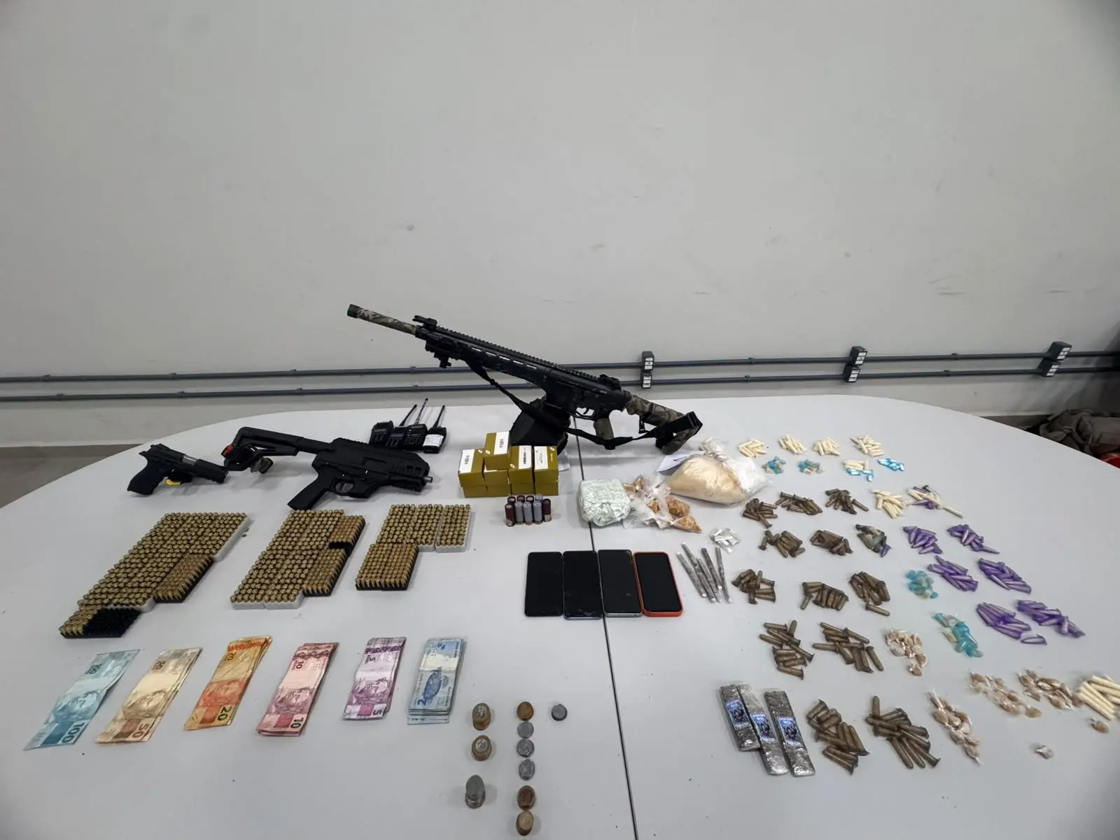 PM encontra submetralhadora, 1,2 mil munições e drogas em Vitória