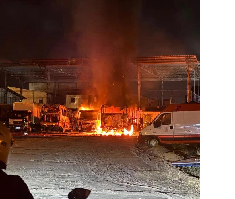 Polícia investiga incêndio que destruiu ônibus e caminhão no pátio da Educação em São Mateus