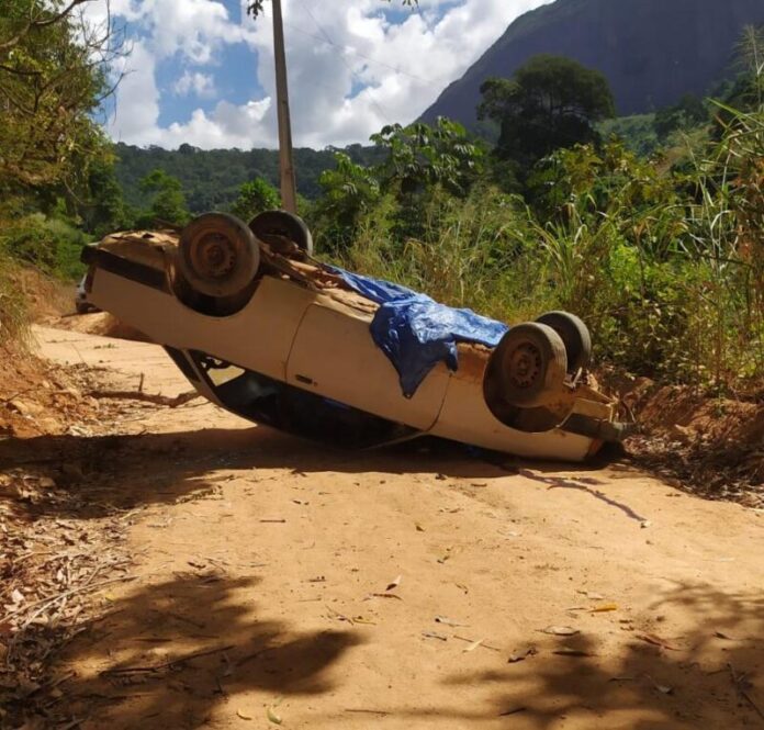 Mulher morre após carro dirigido pelo marido capotar em estrada de Pancas