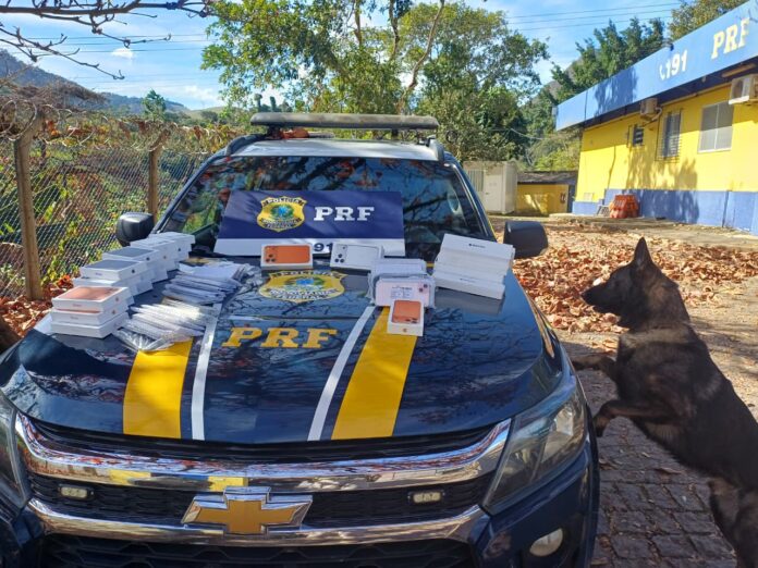 Polícia apreende 50 iPhones sem nota fiscal transportados em ônibus na BR 101 no ES