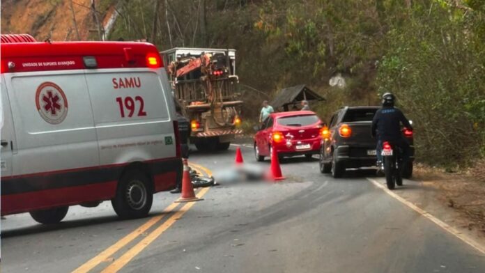 Motociclista morre após perder o controle em curva e bater com caminhão em Santa Teresa